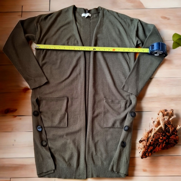 Peyton Primrose Long Open Front Hunter Green Cardigan With Button Embellishments - Picture 8 of 9